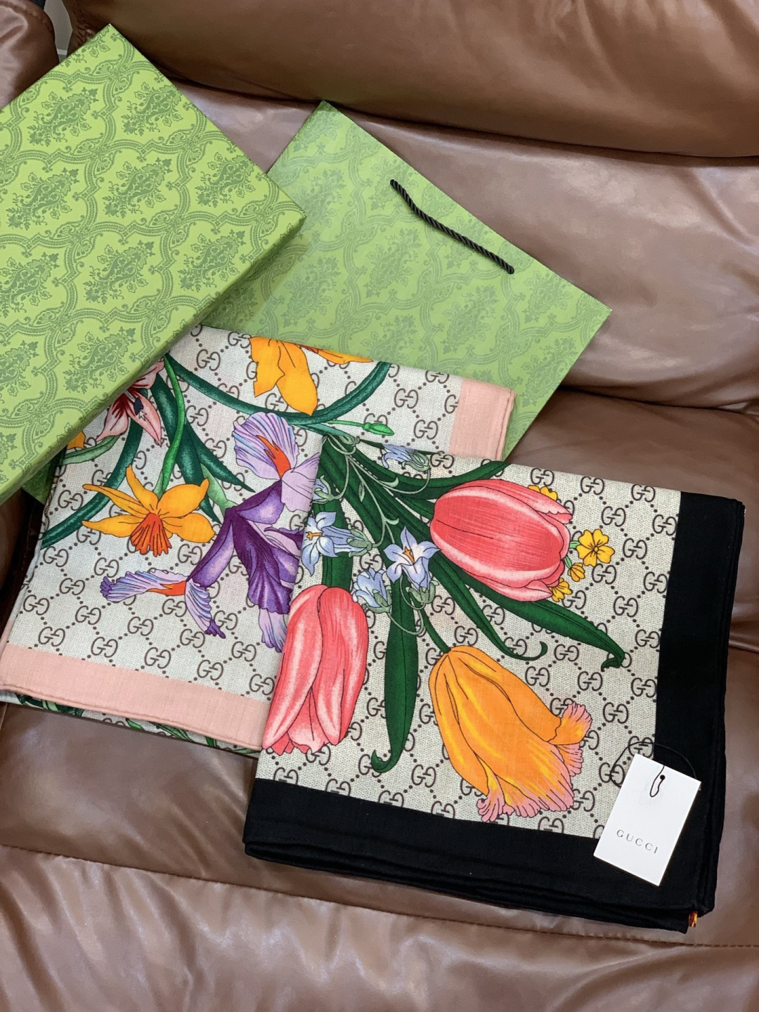 Gucci新款方巾 Gucci动物和花卉印花品牌典藏图案在与全新醒目印花的衬托下熠熠生辉。这款方巾匠心缀