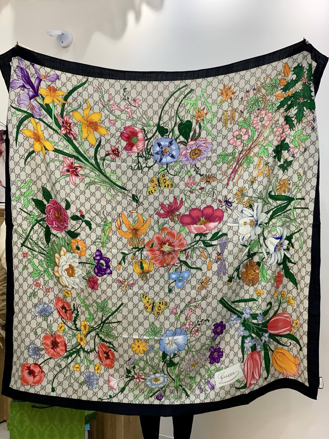 Gucci新款方巾 Gucci动物和花卉印花品牌典藏图案在与全新醒目印花的衬托下熠熠生辉。这款方巾匠心缀