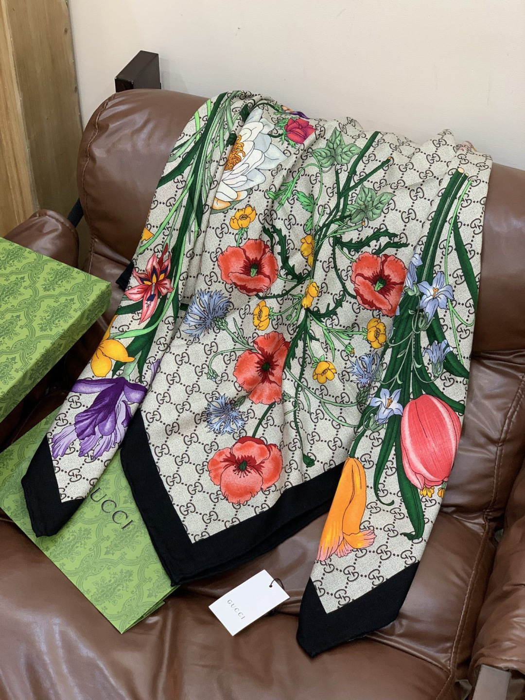 Gucci新款方巾 Gucci动物和花卉印花品牌典藏图案在与全新醒目印花的衬托下熠熠生辉。这款方巾匠心缀