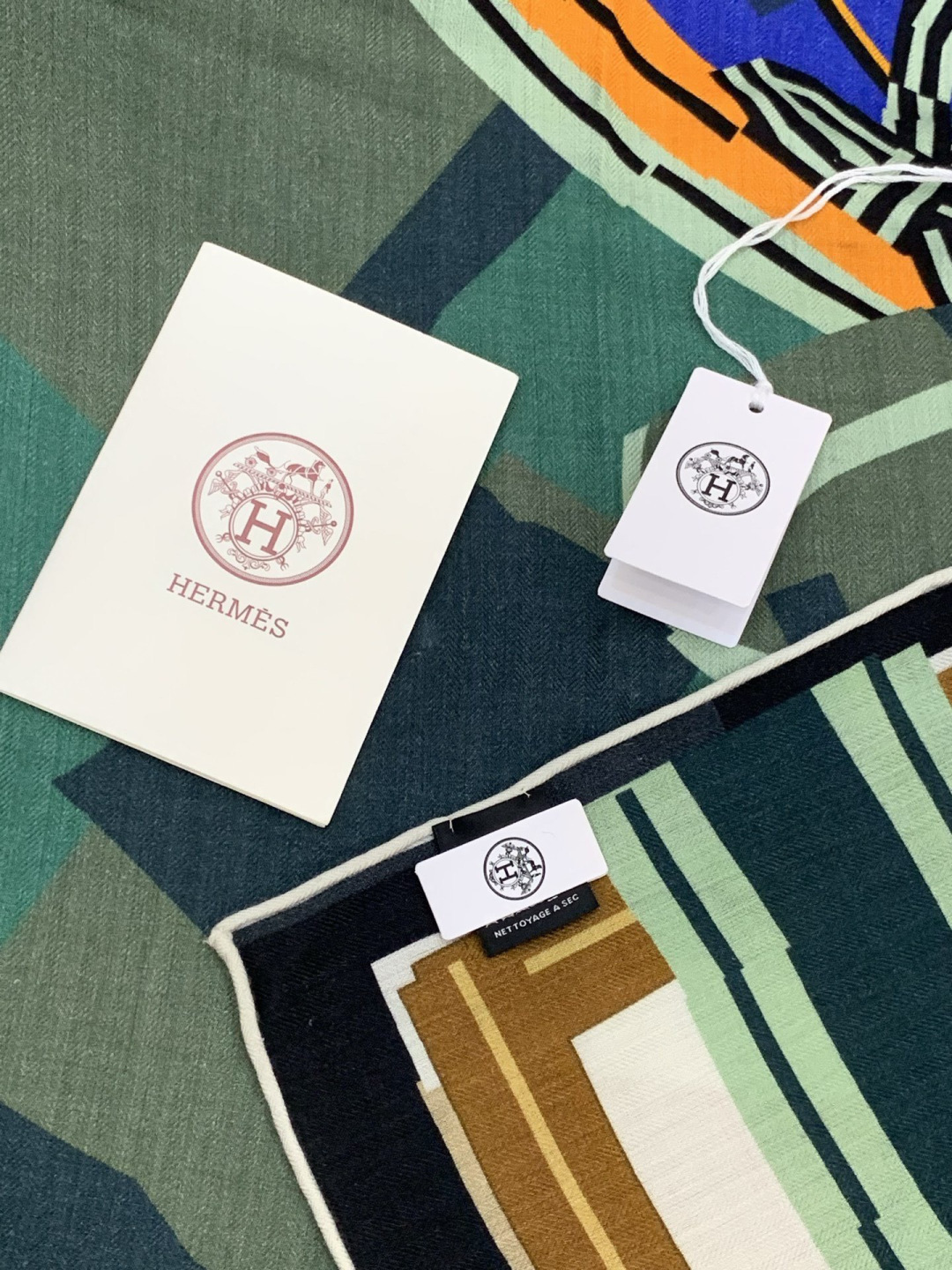 爱马仕“格纹马面罩” 140丝绒双面同色披肩手工卷边丝绒方巾（30%桑蚕丝70%羊绒）这款经典单品展现强