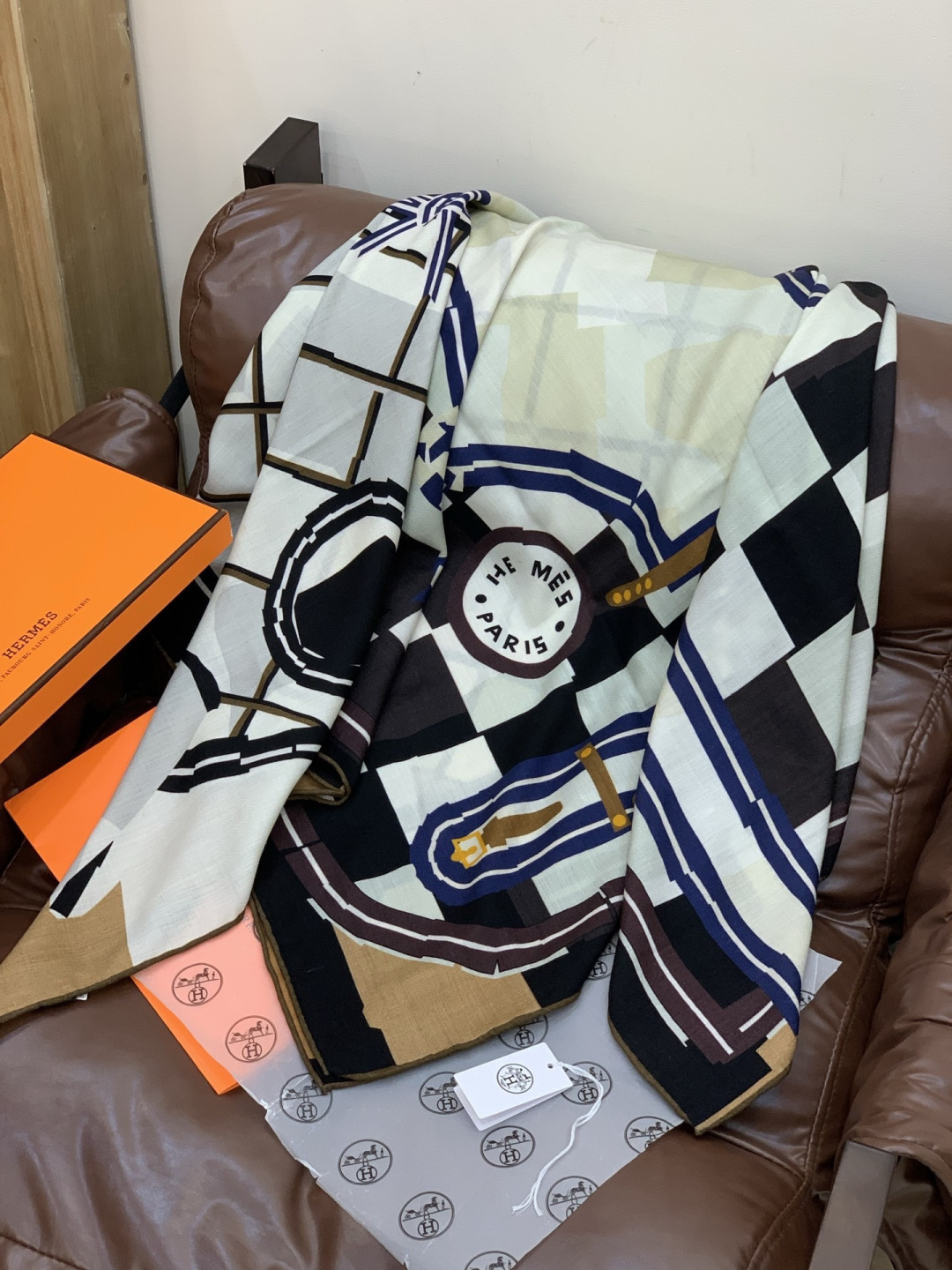 爱马仕“格纹马面罩” 140丝绒双面同色披肩手工卷边丝绒方巾（30%桑蚕丝70%羊绒）这款经典单品展现强