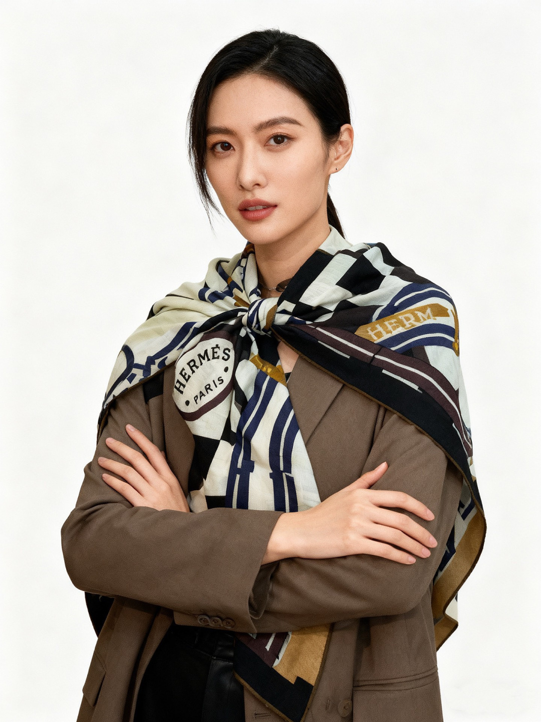 爱马仕“格纹马面罩” 140丝绒双面同色披肩手工卷边丝绒方巾（30%桑蚕丝70%羊绒）这款经典单品展现强