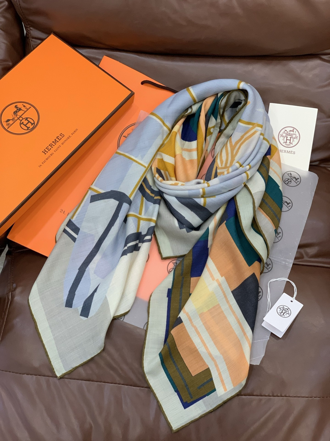 爱马仕“格纹马面罩” 140丝绒双面同色披肩手工卷边丝绒方巾（30%桑蚕丝70%羊绒）这款经典单品展现强