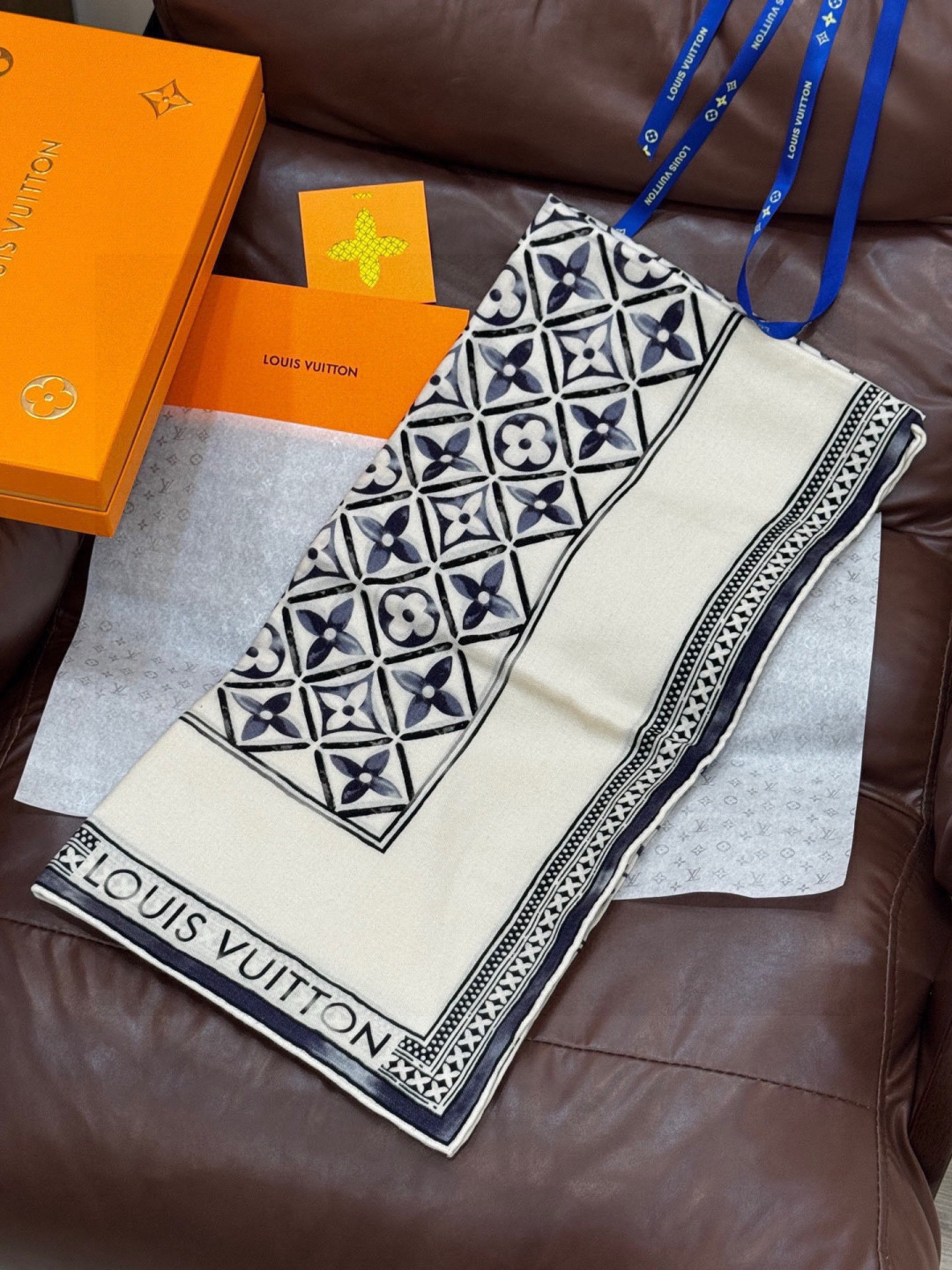 140顶级丝绒双面同色披肩30%真丝70%羊绒140*140方巾本款丝绒方巾以满溢艺术气息的设计诠释19