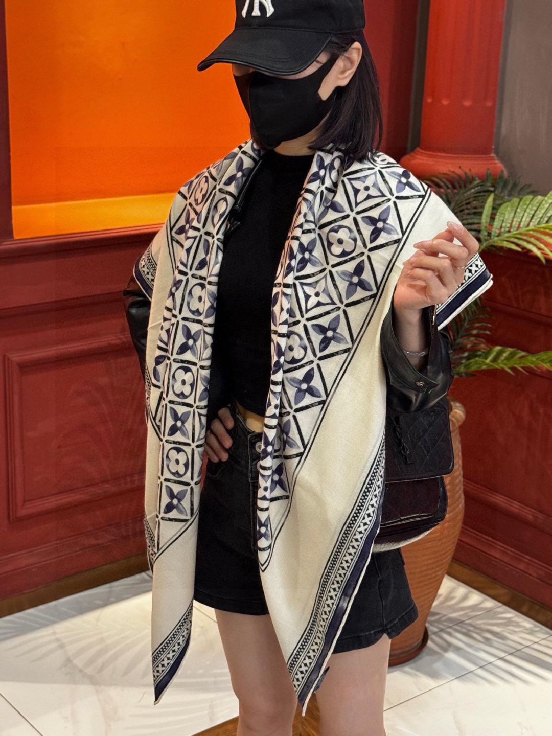 140顶级丝绒双面同色披肩30%真丝70%羊绒140*140方巾本款丝绒方巾以满溢艺术气息的设计诠释19