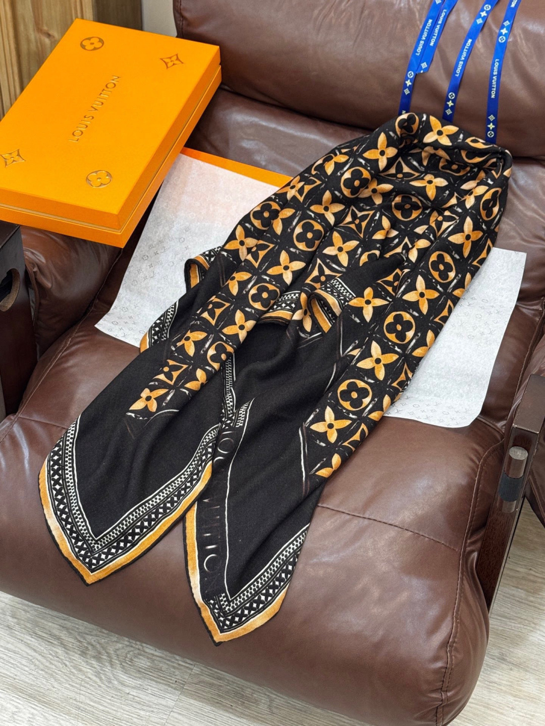 140顶级丝绒双面同色披肩30%真丝70%羊绒140*140方巾本款丝绒方巾以满溢艺术气息的设计诠释19