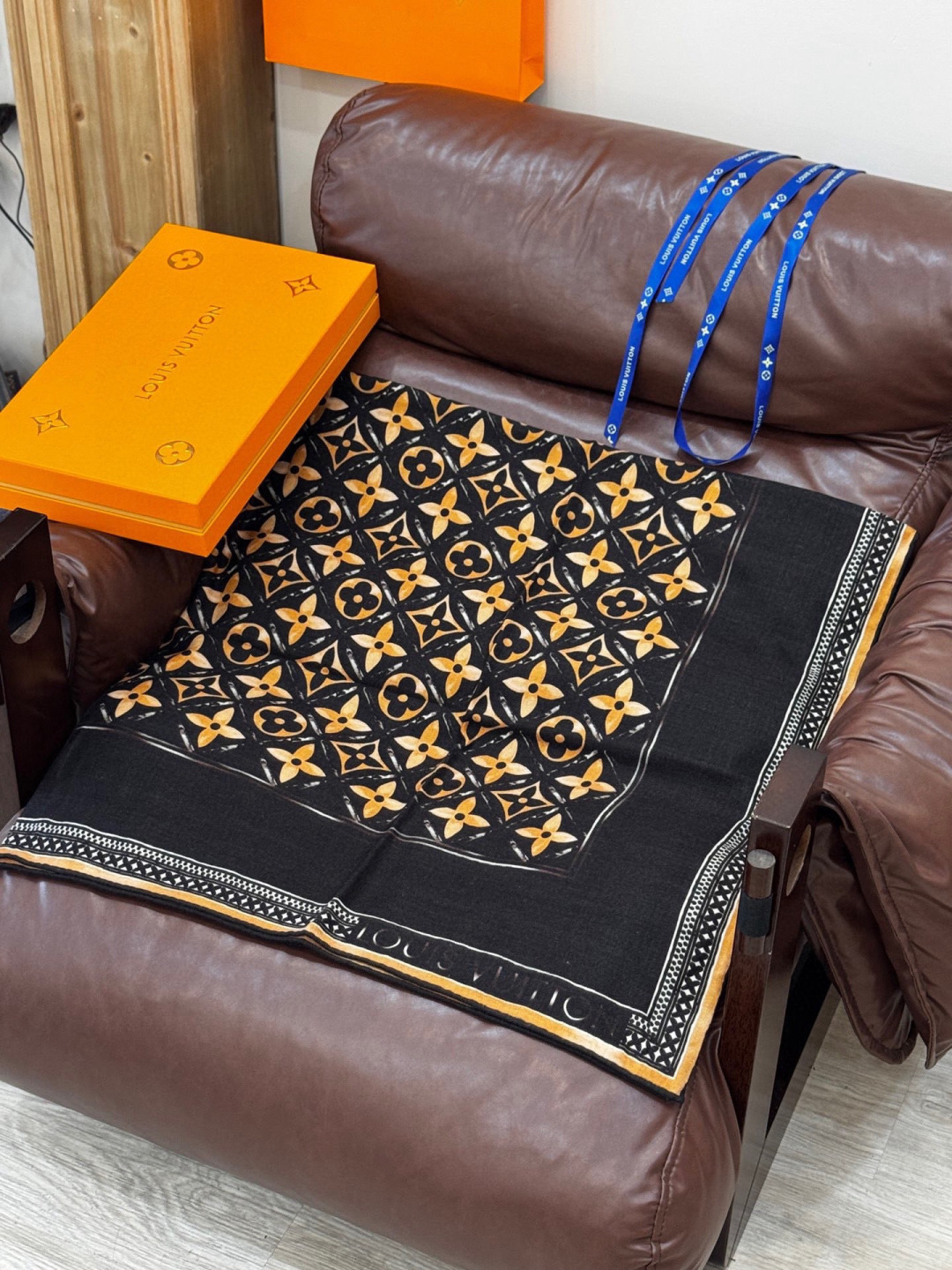 140顶级丝绒双面同色披肩30%真丝70%羊绒140*140方巾本款丝绒方巾以满溢艺术气息的设计诠释19