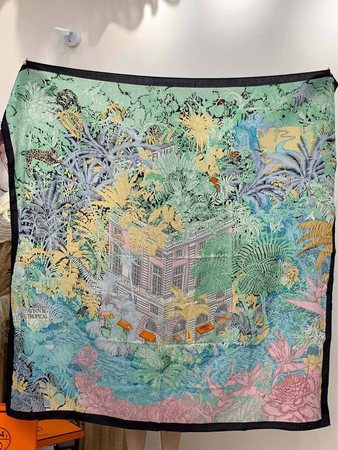 重磅推荐的140顶级丝绒双面异色披肩《回归自然》 披肩尺寸：140*140方巾 70%羊绒30%真丝这张