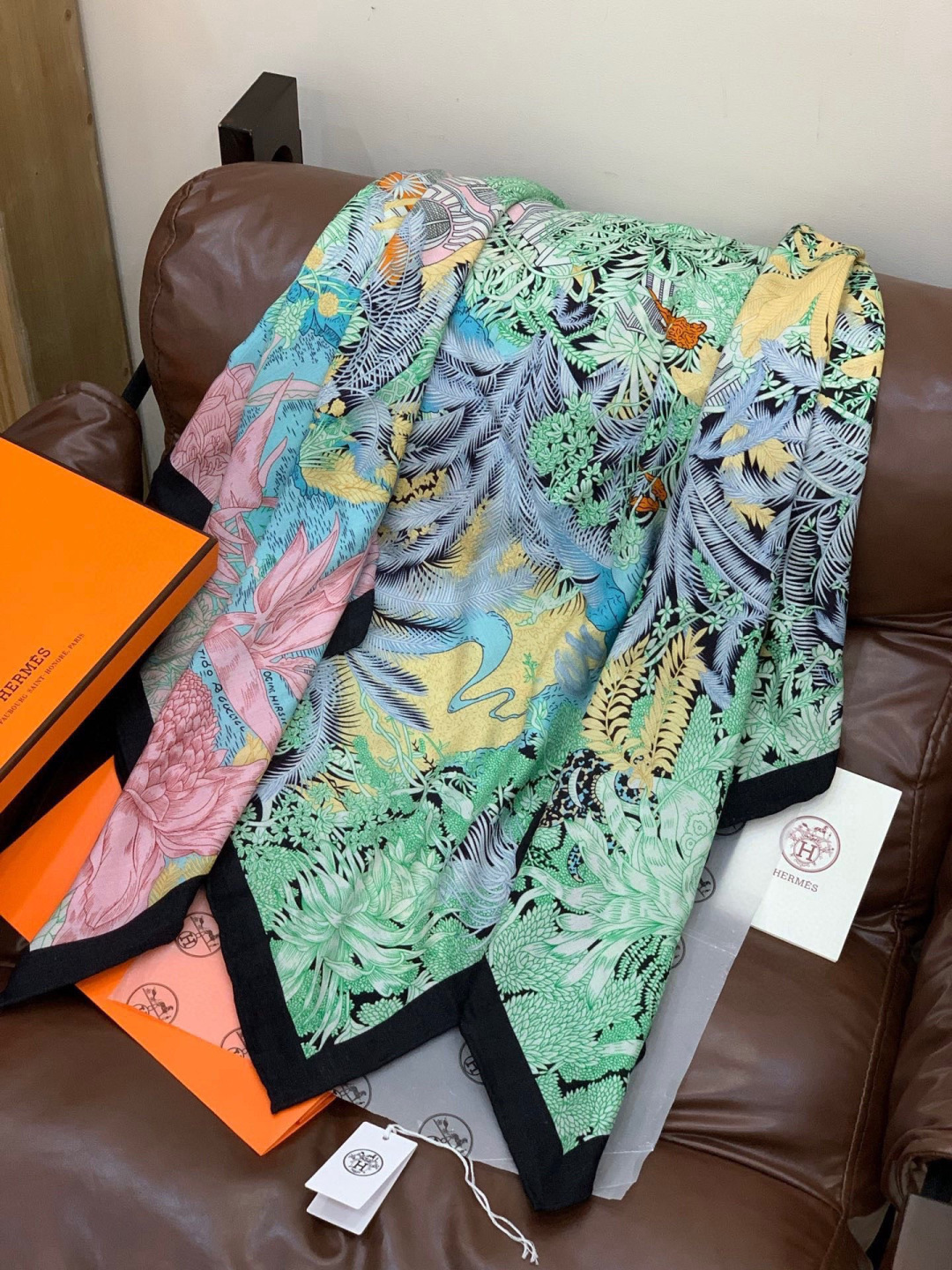 重磅推荐的140顶级丝绒双面异色披肩《回归自然》 披肩尺寸：140*140方巾 70%羊绒30%真丝这张