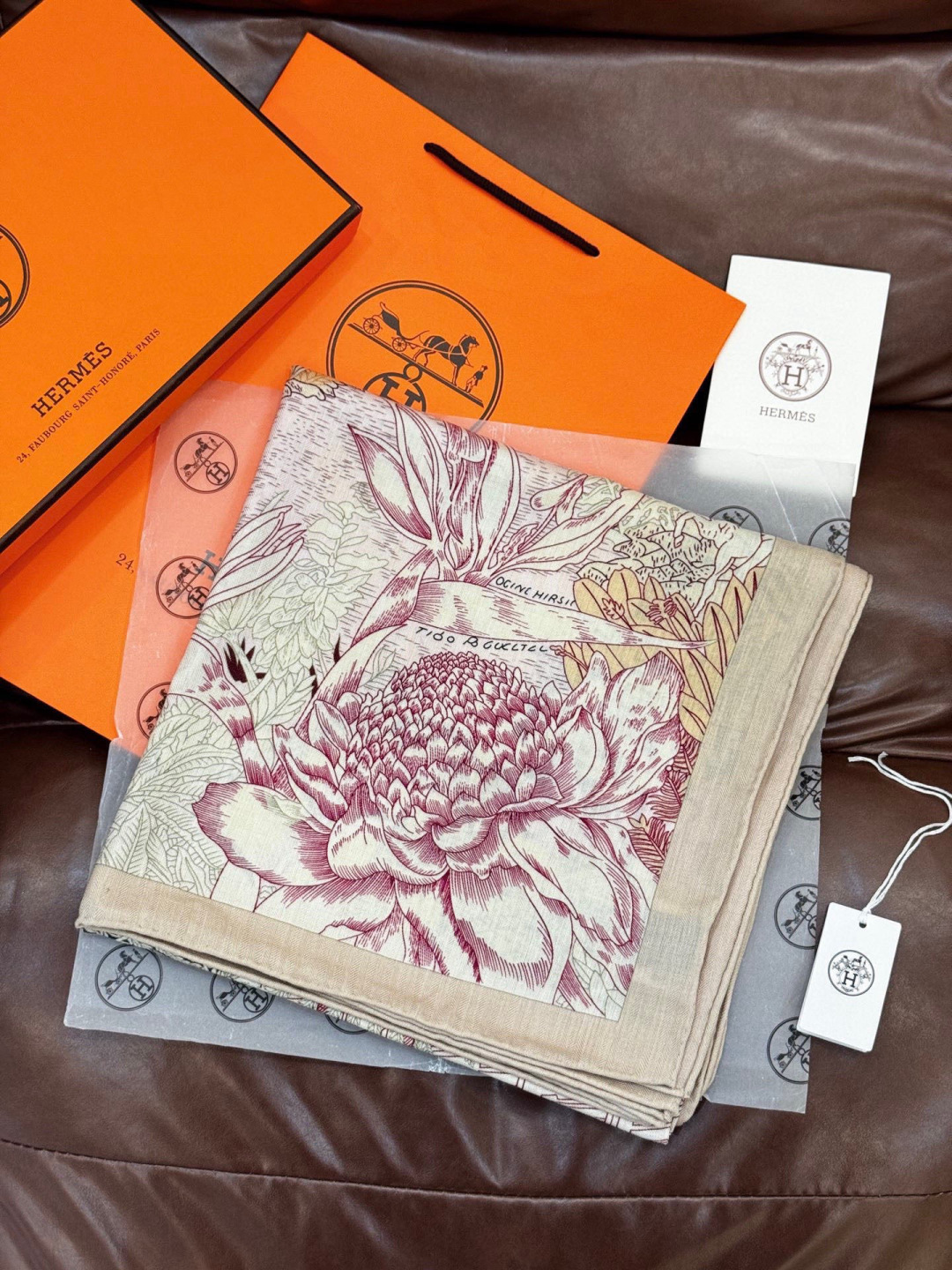 重磅推荐的140顶级丝绒双面异色披肩《回归自然》 披肩尺寸：140*140方巾 70%羊绒30%真丝这张