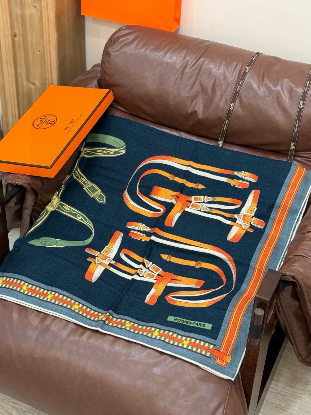 双面同色140cm丝绒方巾💕 《马术密匙》，十九世纪的商品图录汇集了手工匠们的系列产品，或许其中潜藏着某