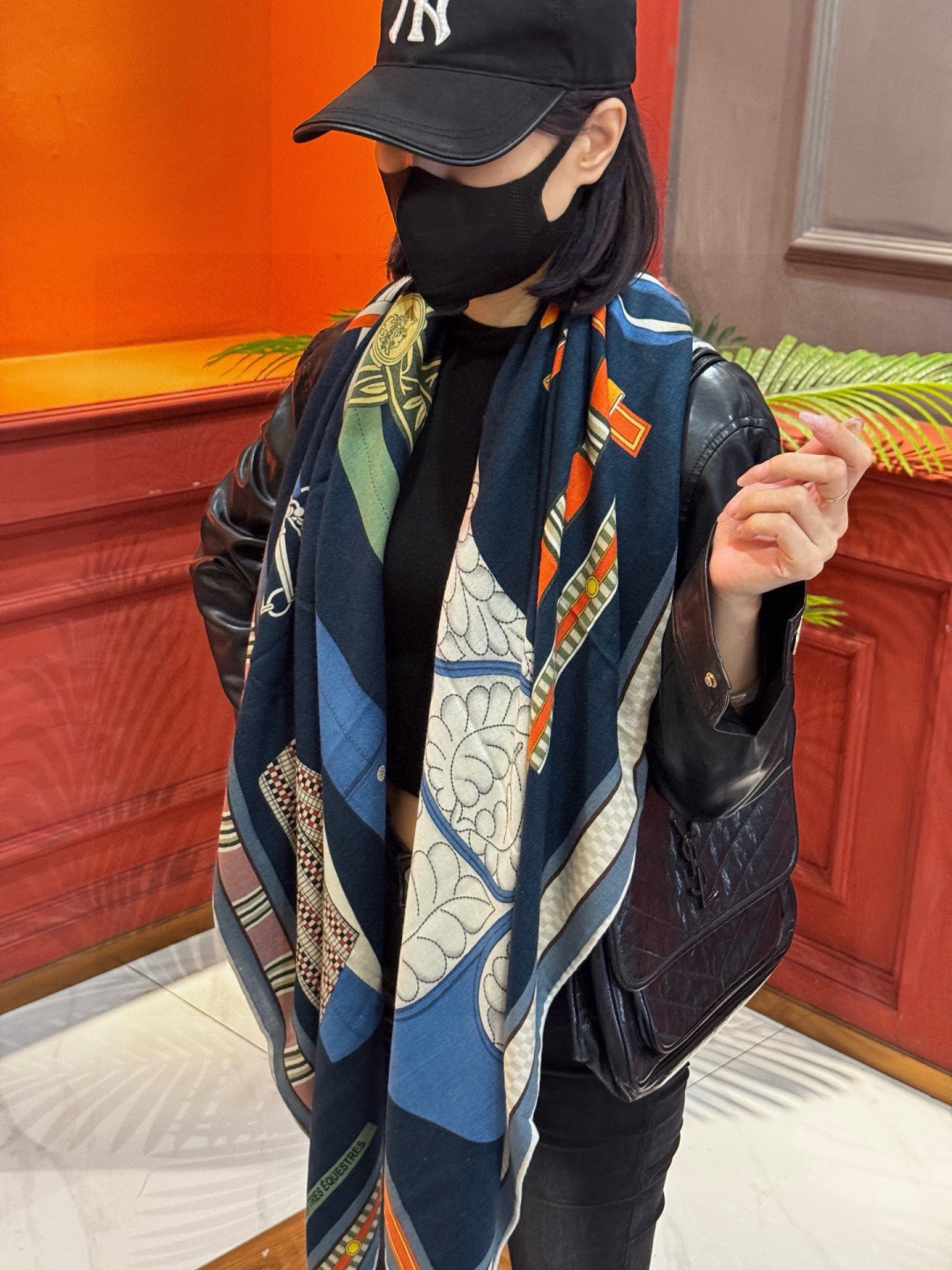 双面同色140cm丝绒方巾💕 《马术密匙》，十九世纪的商品图录汇集了手工匠们的系列产品，或许其中潜藏着某