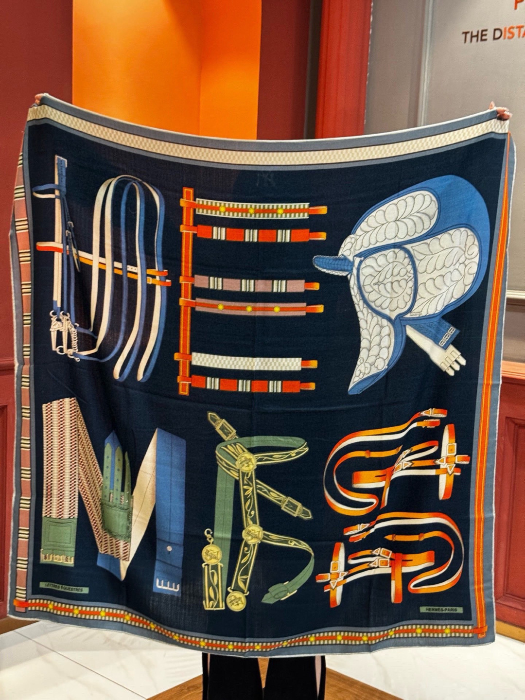 双面同色140cm丝绒方巾💕 《马术密匙》，十九世纪的商品图录汇集了手工匠们的系列产品，或许其中潜藏着某