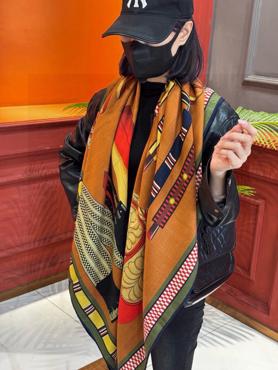 双面同色140cm丝绒方巾💕 《马术密匙》，十九世纪的商品图录汇集了手工匠们的系列产品，或许其中潜藏着某