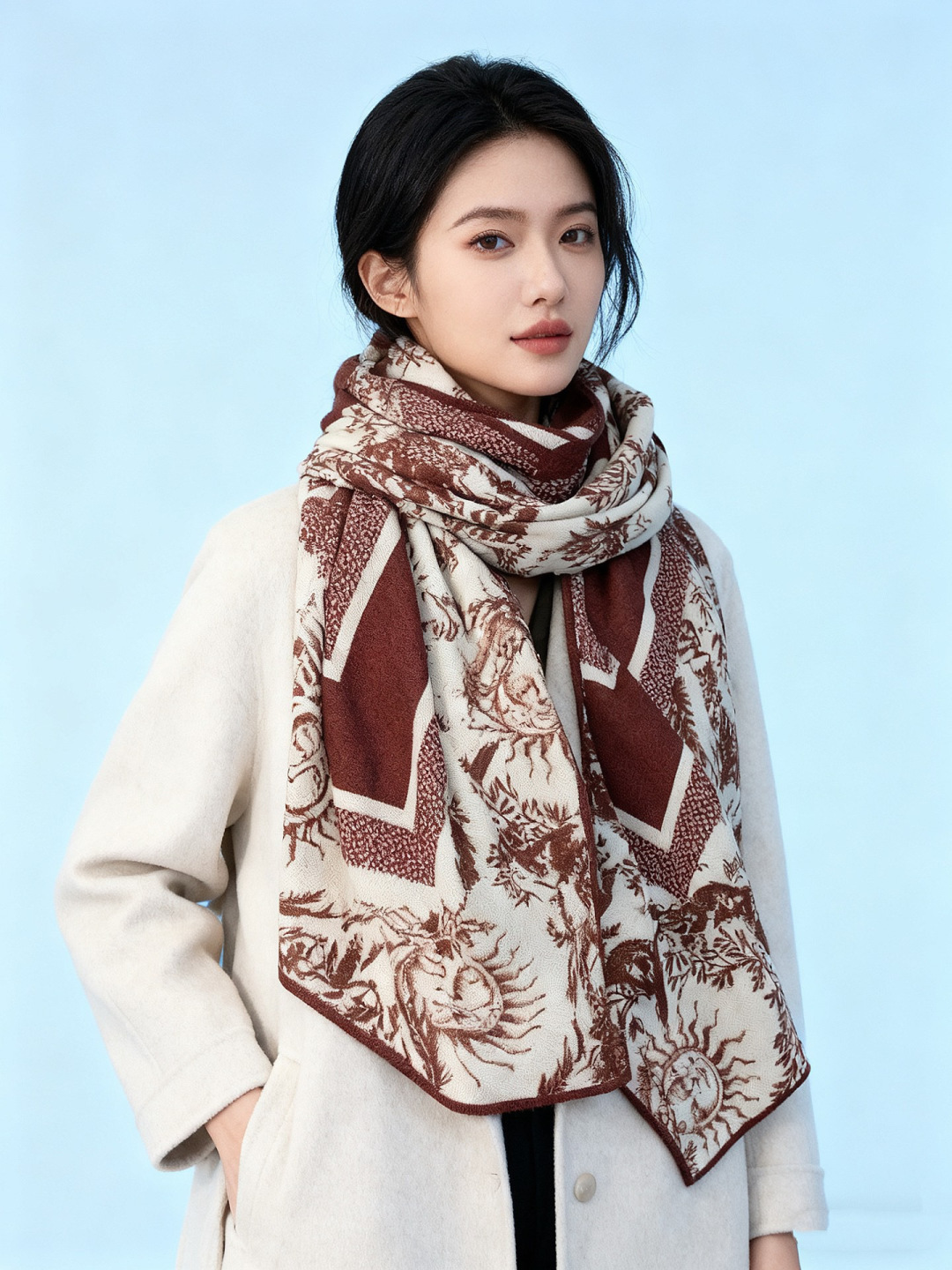 Dior 140丝绒双面同色印花披肩这款 Dior 丝绒披肩以彼得罗•鲁福（Pietro Ruffo）设