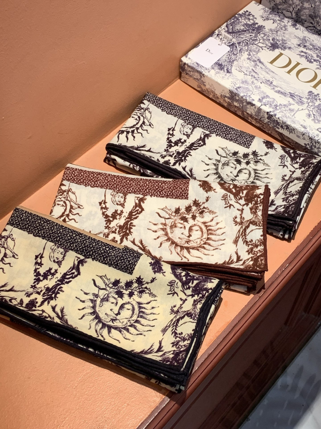 Dior 140丝绒双面同色印花披肩这款 Dior 丝绒披肩以彼得罗•鲁福（Pietro Ruffo）设