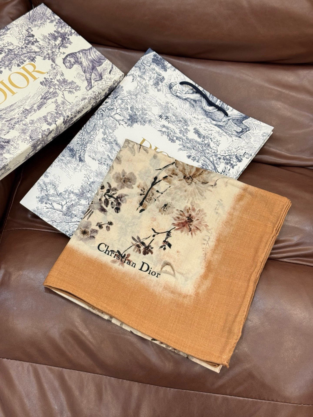 Dior 140丝绒双面同色印花披肩Millefiori 图案这款披肩饰以多色 Millefiori 图