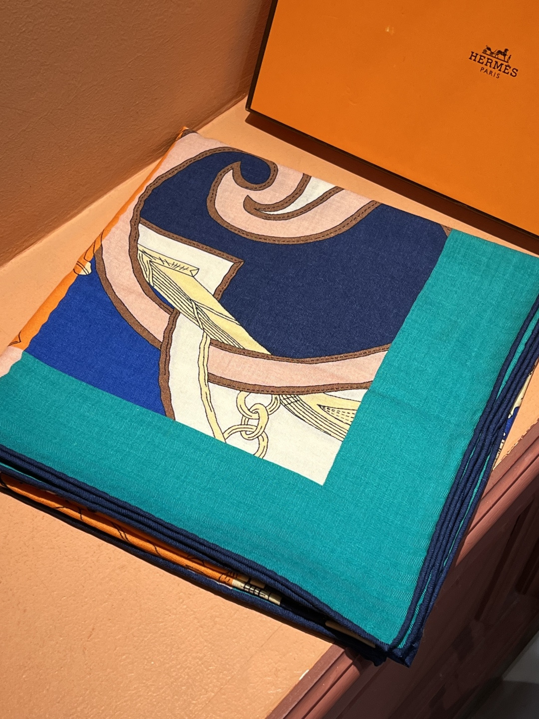 新款💖🏻🏻推荐💕【马术指导】140丝绒方巾，双面同色，顶级工艺超值‼️爱马仕专柜爆款立体呈现图案纹路实物