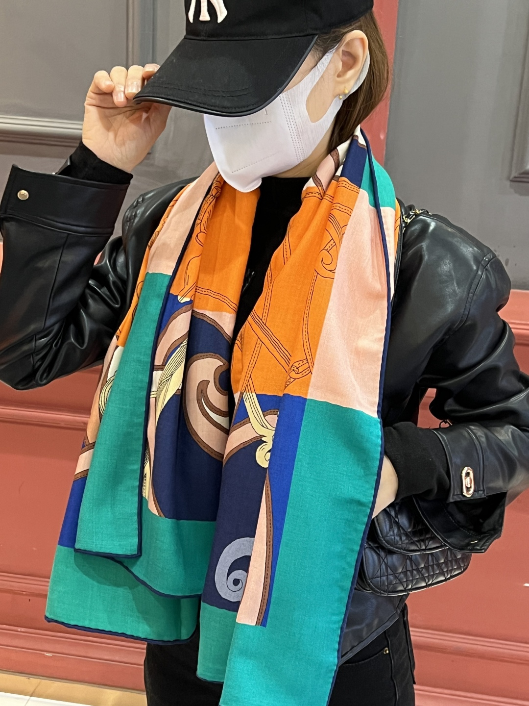 新款💖🏻🏻推荐💕【马术指导】140丝绒方巾，双面同色，顶级工艺超值‼️爱马仕专柜爆款立体呈现图案纹路实物