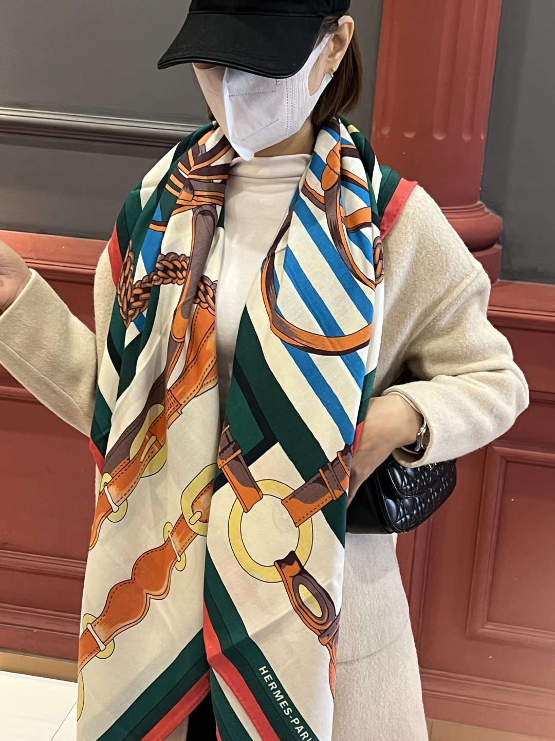 开春新款丝羊绒双面同色大方巾。Hermes'BridesdeGala(华丽的缰辔也有人译为盛装马鞍)系列