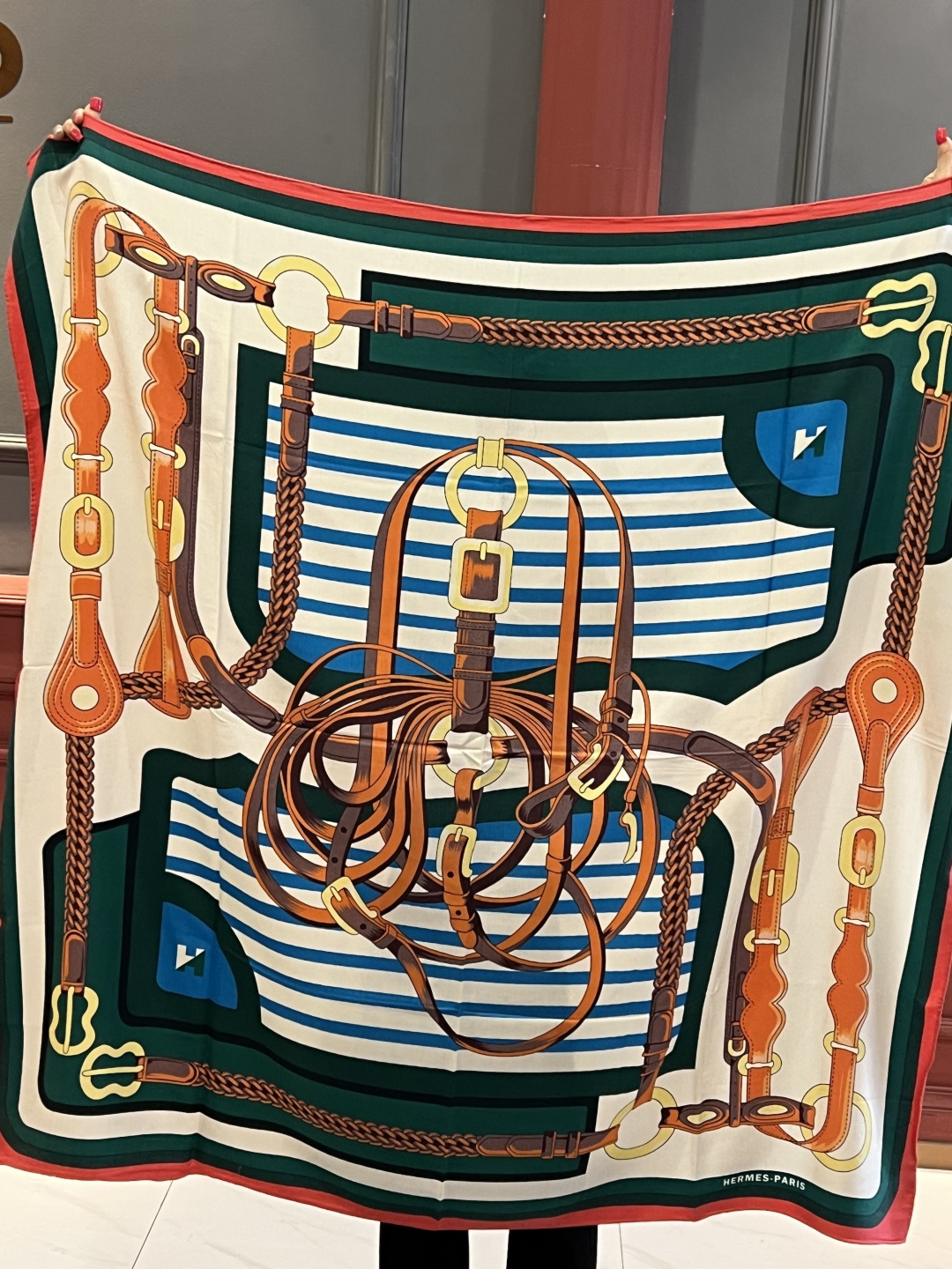 开春新款丝羊绒双面同色大方巾。Hermes'BridesdeGala(华丽的缰辔也有人译为盛装马鞍)系列