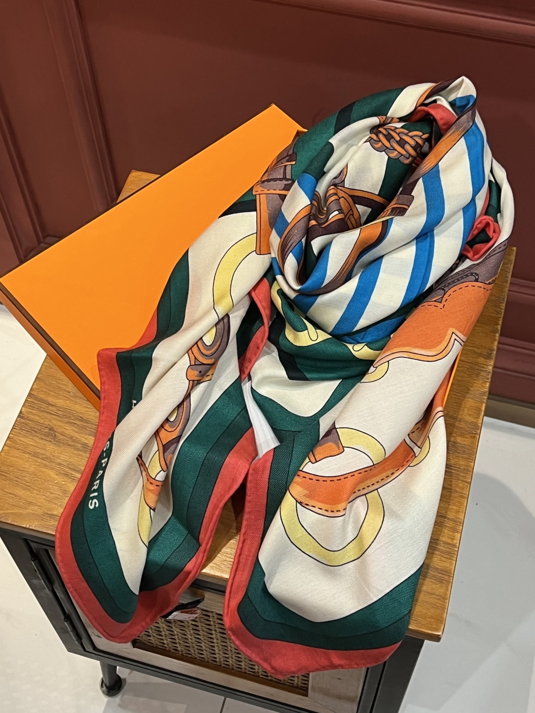 开春新款丝羊绒双面同色大方巾。Hermes'BridesdeGala(华丽的缰辔也有人译为盛装马鞍)系列