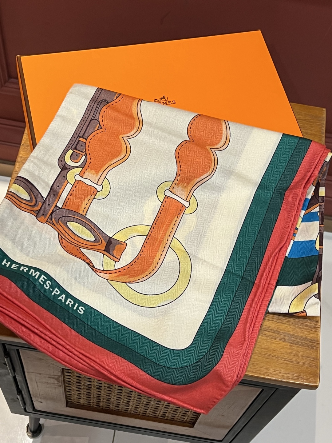 开春新款丝羊绒双面同色大方巾。Hermes'BridesdeGala(华丽的缰辔也有人译为盛装马鞍)系列