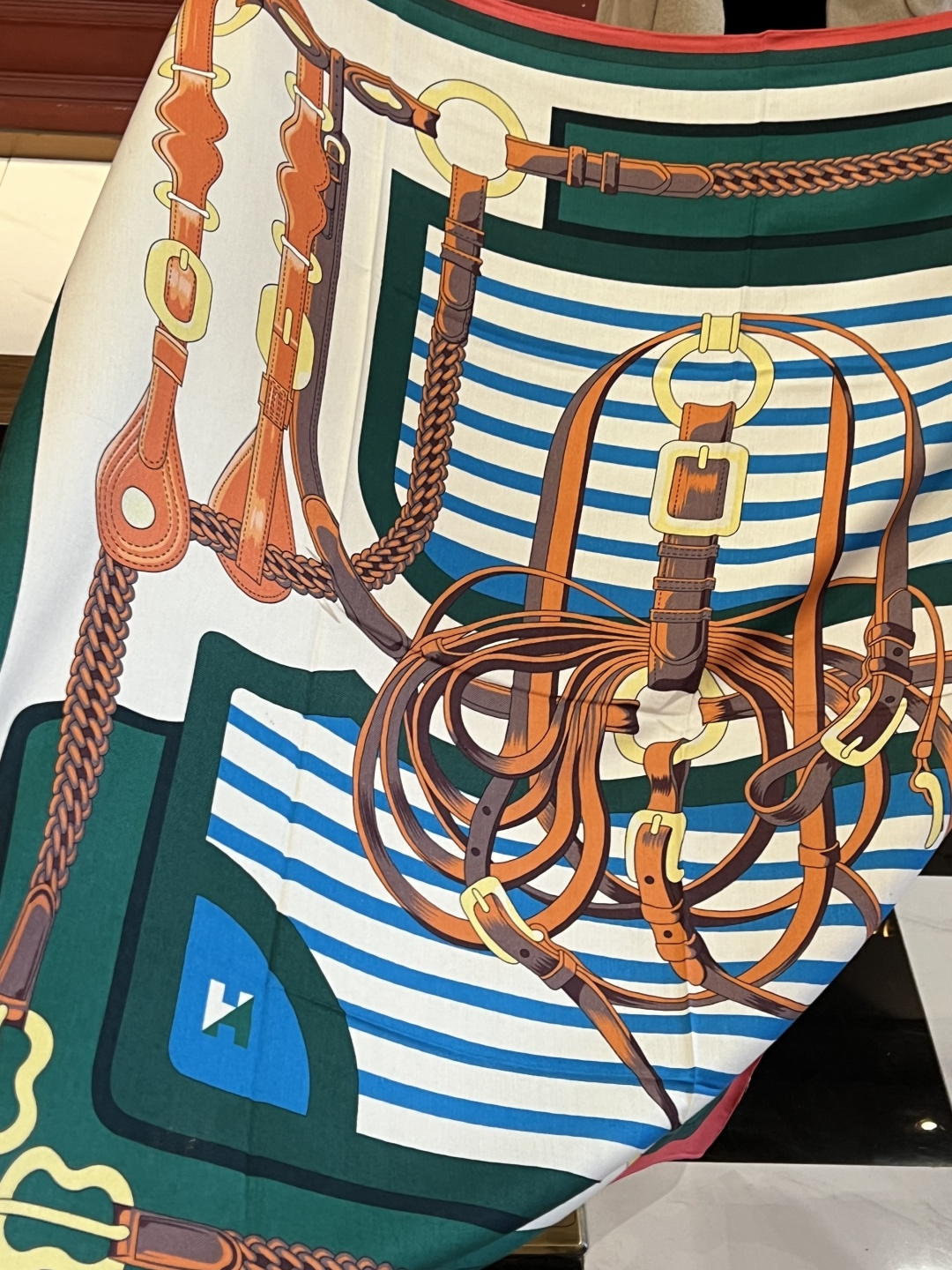 开春新款丝羊绒双面同色大方巾。Hermes'BridesdeGala(华丽的缰辔也有人译为盛装马鞍)系列