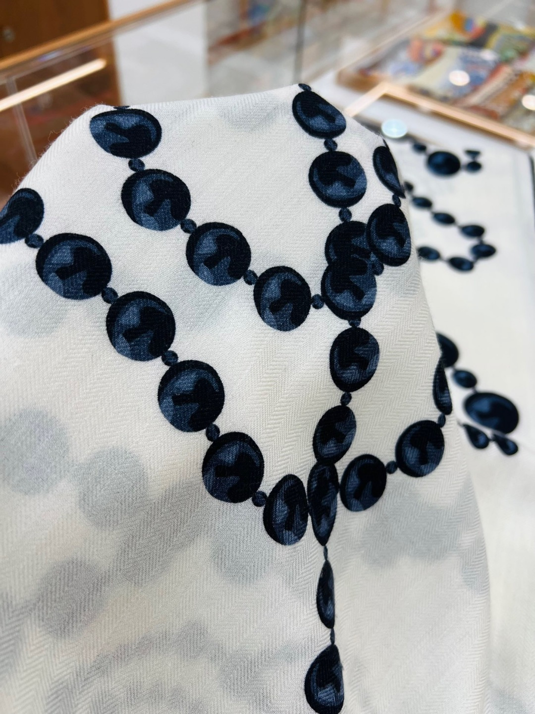 【▪️CHANEL新款 双面同色丝绒方巾】温柔而娴静，珍珠优雅气质！柔软顺滑的感觉真的舒服到心都化了！C