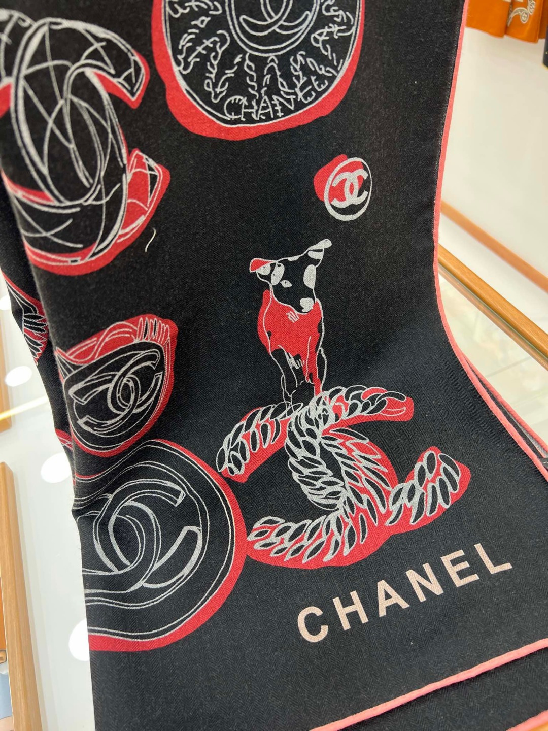 【秋冬搭配利器❗️顶级双配色双面版真丝羊绒披肩！！1条等于2条】点睛精彩，图案和配色都超级喜欢，又一款双