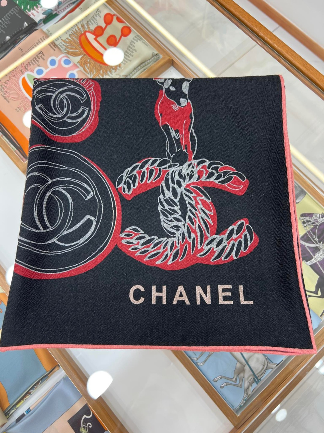 【秋冬搭配利器❗️顶级双配色双面版真丝羊绒披肩！！1条等于2条】点睛精彩，图案和配色都超级喜欢，又一款双