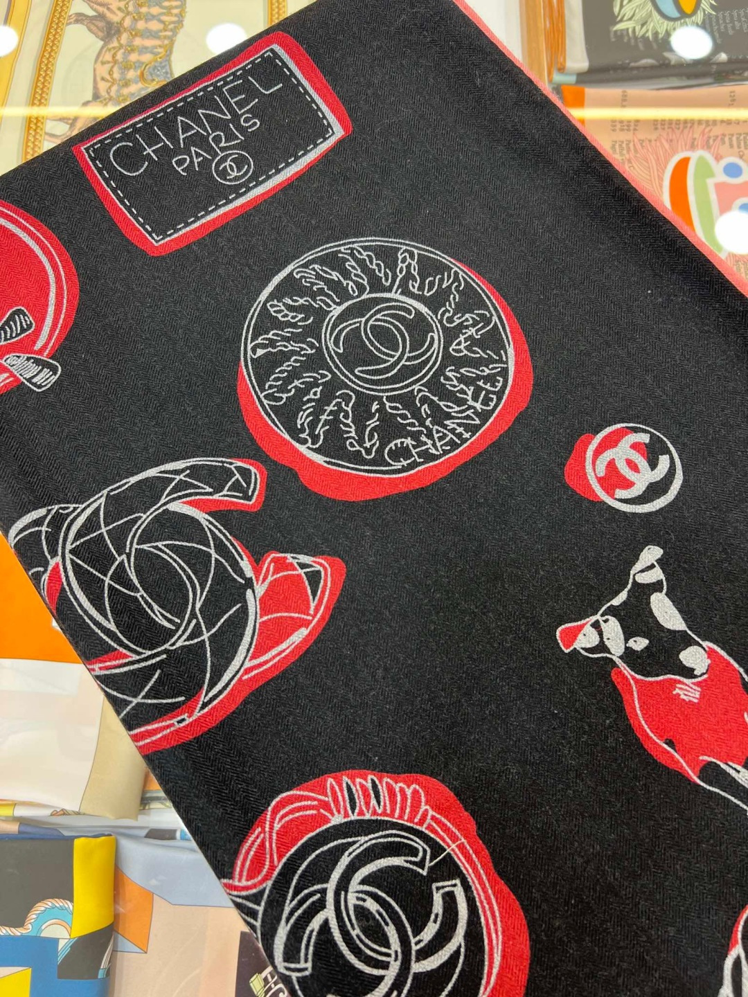 【秋冬搭配利器❗️顶级双配色双面版真丝羊绒披肩！！1条等于2条】点睛精彩，图案和配色都超级喜欢，又一款双