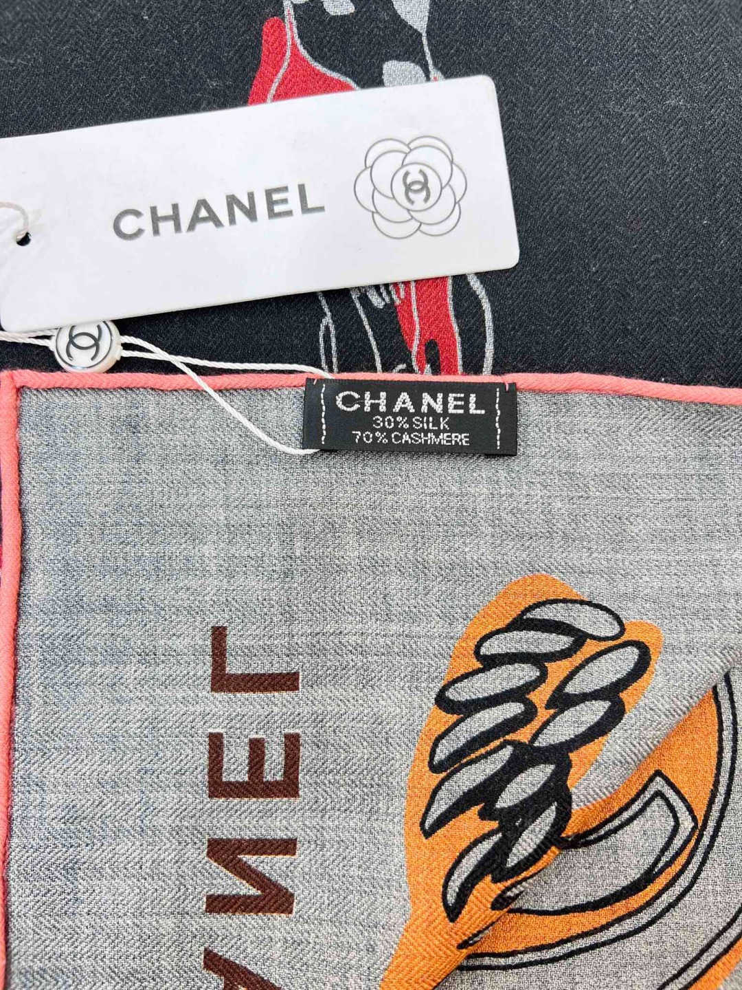 【秋冬搭配利器❗️顶级双配色双面版真丝羊绒披肩！！1条等于2条】点睛精彩，图案和配色都超级喜欢，又一款双