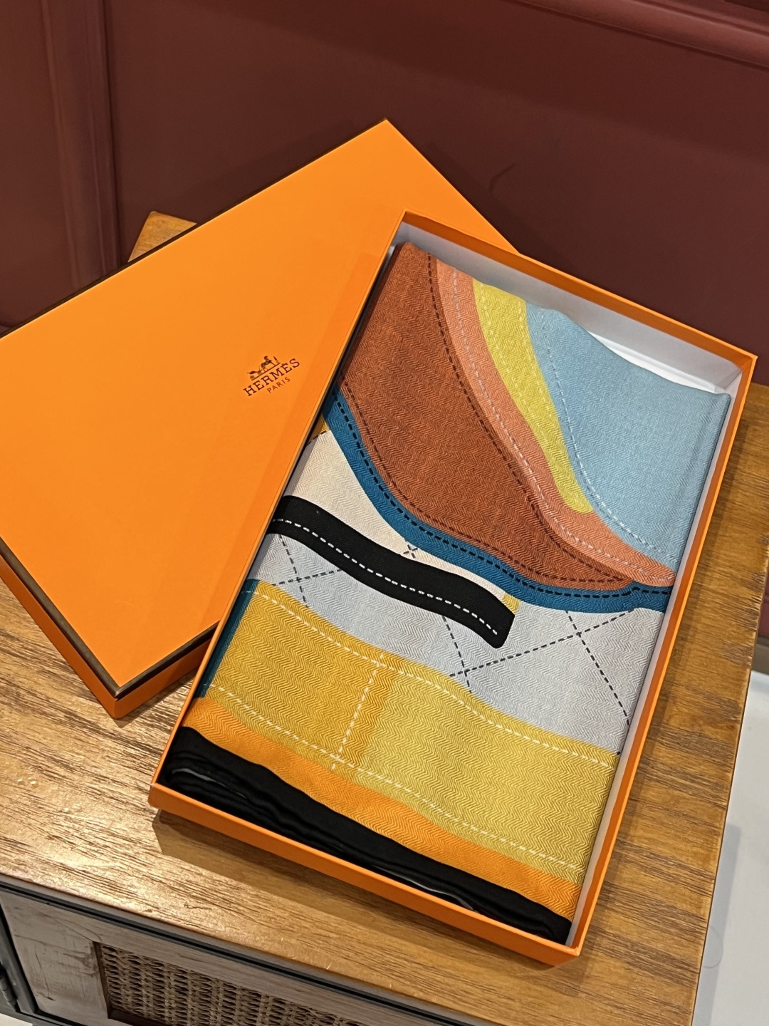 新款💖💖🏻🏻双面异色140丝绒方巾，顶级工艺超值‼️爱马仕专柜爆款立体呈现图案纹路实物档次极高特殊工艺高