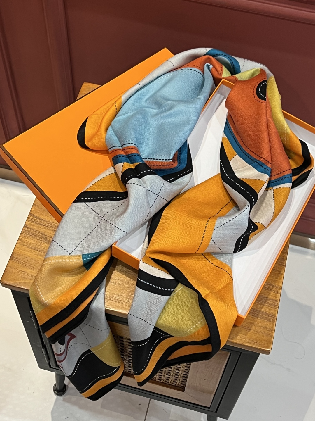 新款💖💖🏻🏻双面异色140丝绒方巾，顶级工艺超值‼️爱马仕专柜爆款立体呈现图案纹路实物档次极高特殊工艺高