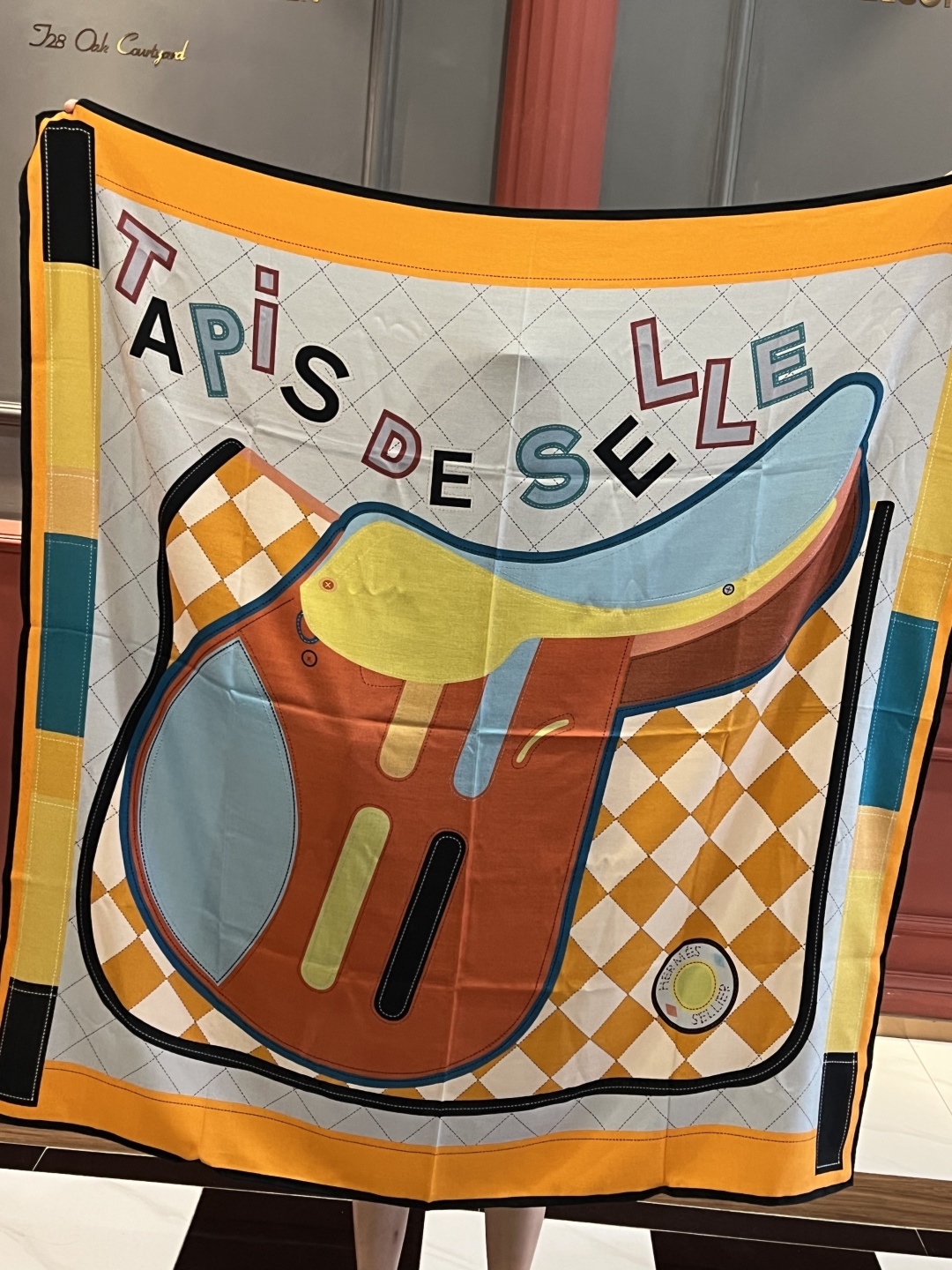 新款💖💖🏻🏻双面异色140丝绒方巾，顶级工艺超值‼️爱马仕专柜爆款立体呈现图案纹路实物档次极高特殊工艺高