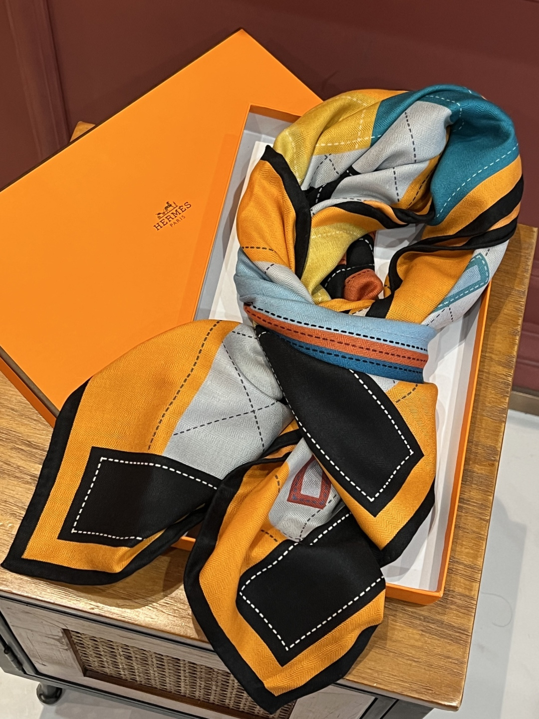 新款💖💖🏻🏻双面异色140丝绒方巾，顶级工艺超值‼️爱马仕专柜爆款立体呈现图案纹路实物档次极高特殊工艺高