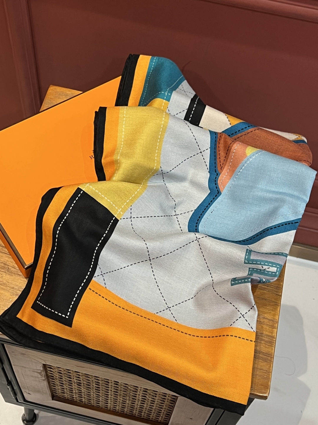 新款💖💖🏻🏻双面异色140丝绒方巾，顶级工艺超值‼️爱马仕专柜爆款立体呈现图案纹路实物档次极高特殊工艺高