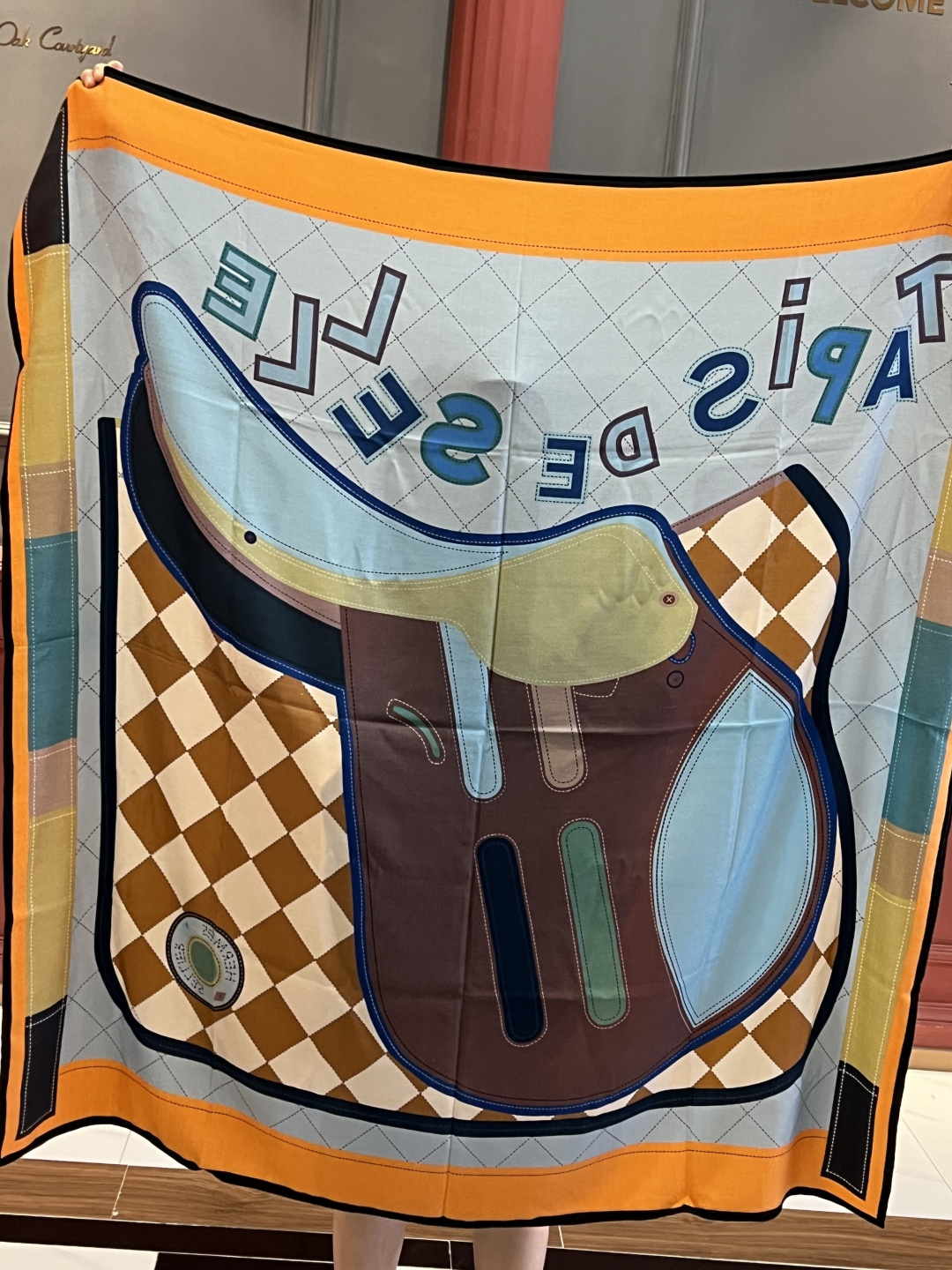 新款💖💖🏻🏻双面异色140丝绒方巾，顶级工艺超值‼️爱马仕专柜爆款立体呈现图案纹路实物档次极高特殊工艺高