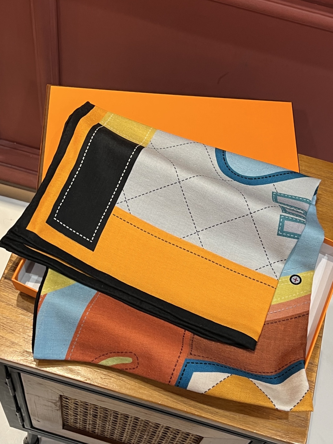 新款💖💖🏻🏻双面异色140丝绒方巾，顶级工艺超值‼️爱马仕专柜爆款立体呈现图案纹路实物档次极高特殊工艺高