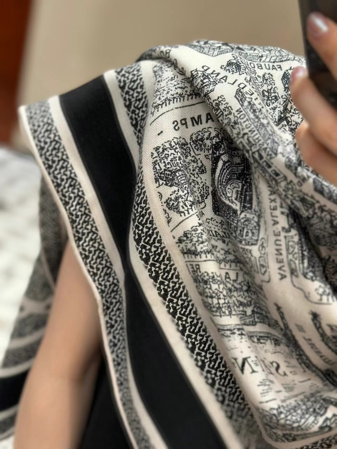 Dior ❤【️巴黎地图】黄金尺寸110*110双面同色丝绒方巾 不爱140繁复尺寸的姐妹可以选择110