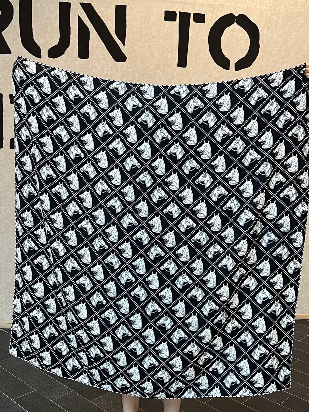 💟上新💞双面同色 采用经典爱马仕马头元素设计，手工卷边山羊绒和真丝混纺披肩（70%山羊绒，30%桑蚕丝）