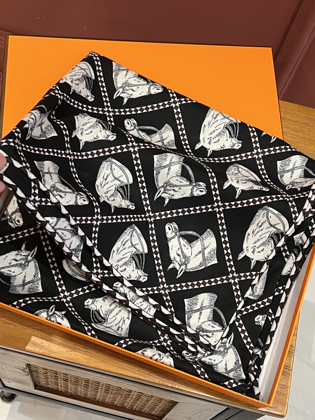 💟上新💞双面同色 采用经典爱马仕马头元素设计，手工卷边山羊绒和真丝混纺披肩（70%山羊绒，30%桑蚕丝）