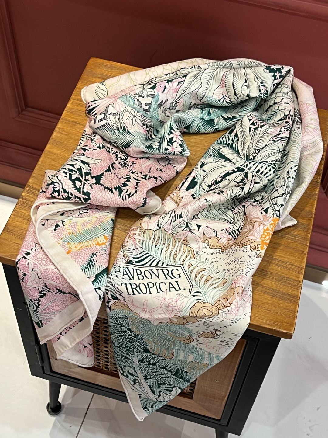 【双面同色】极品Hermes殿堂级御用推荐❗️最好的品质，美炸了哦~【训练典藏方巾】。高端丝绒方巾‼️简