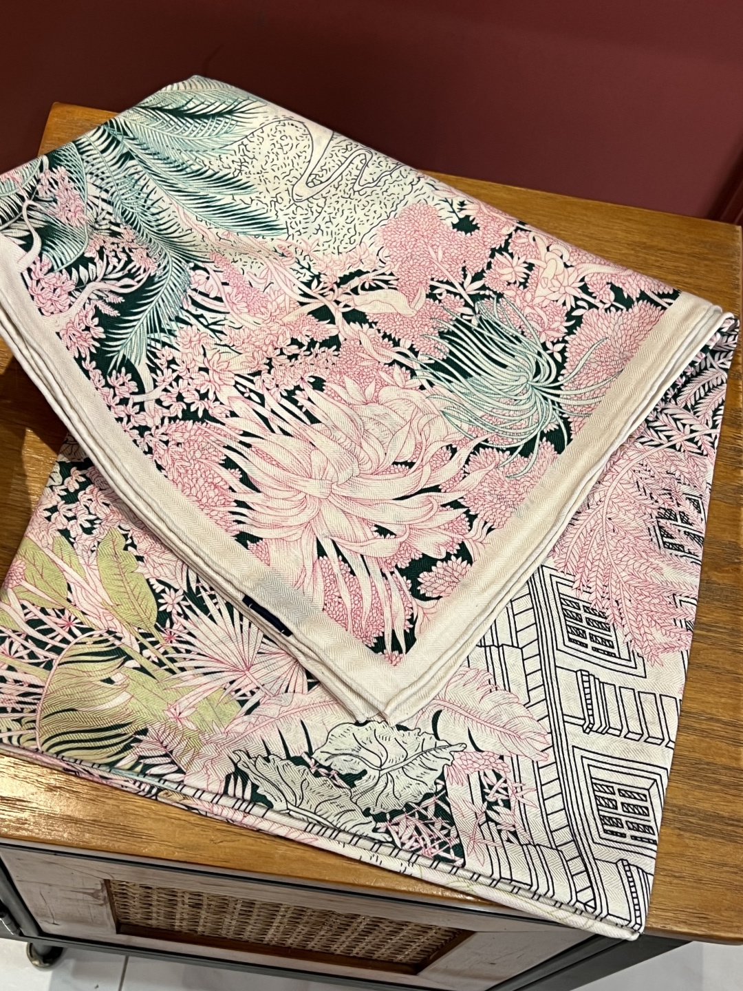 【双面同色】极品Hermes殿堂级御用推荐❗️最好的品质，美炸了哦~【训练典藏方巾】。高端丝绒方巾‼️简