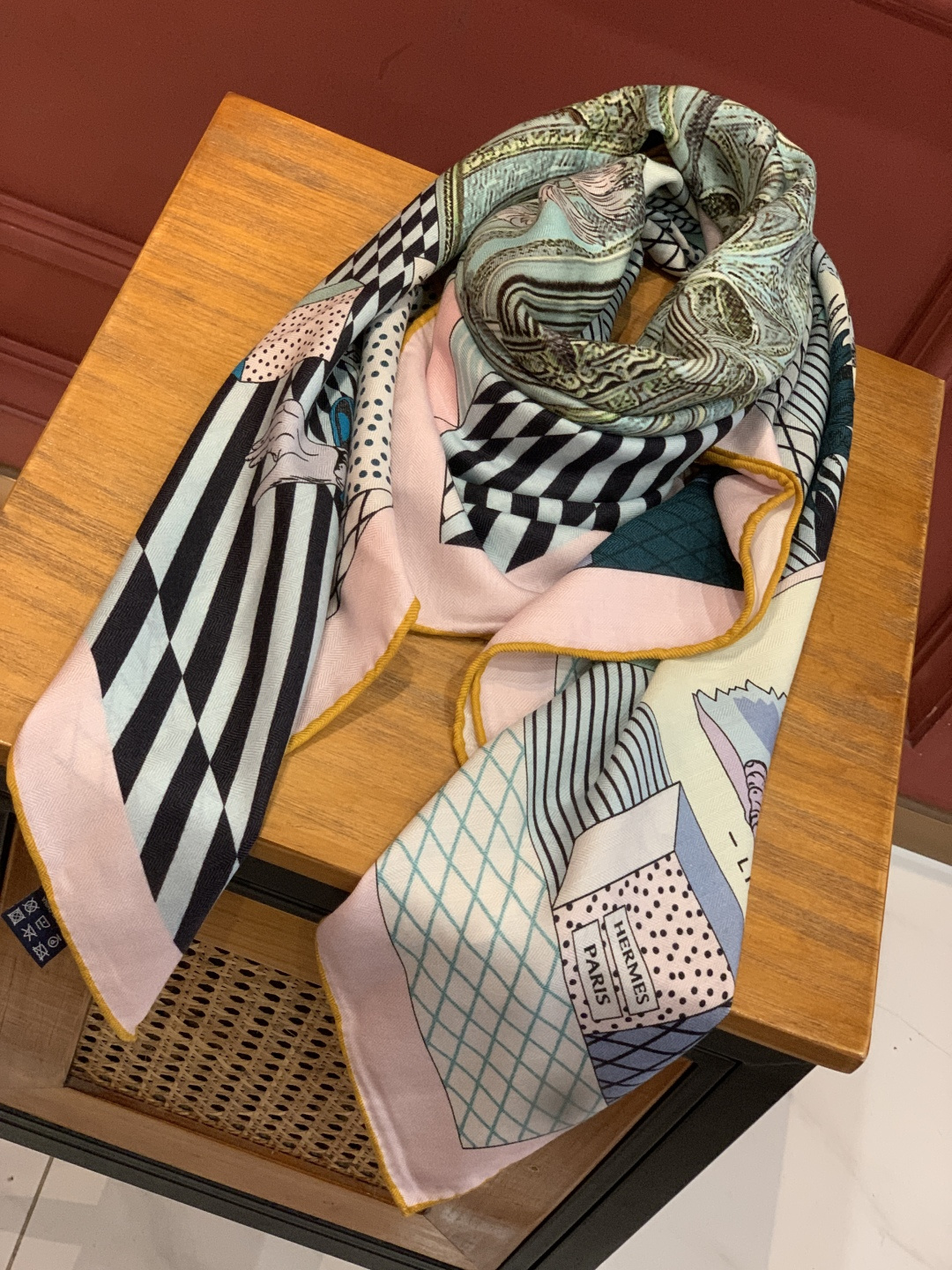 爱马仕新款双面同色 品名: 新型大剧院面料：丝绒尺寸：140*140 这款爱马仕点睛配饰可以多种方式佩戴