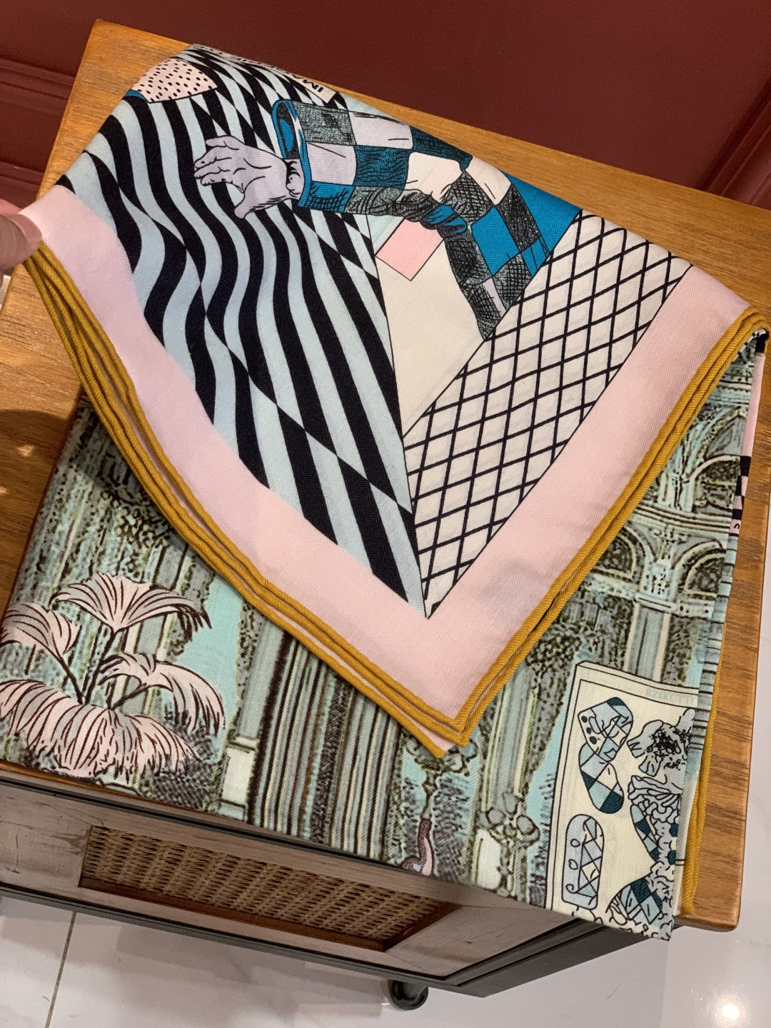 爱马仕新款双面同色 品名: 新型大剧院面料：丝绒尺寸：140*140 这款爱马仕点睛配饰可以多种方式佩戴