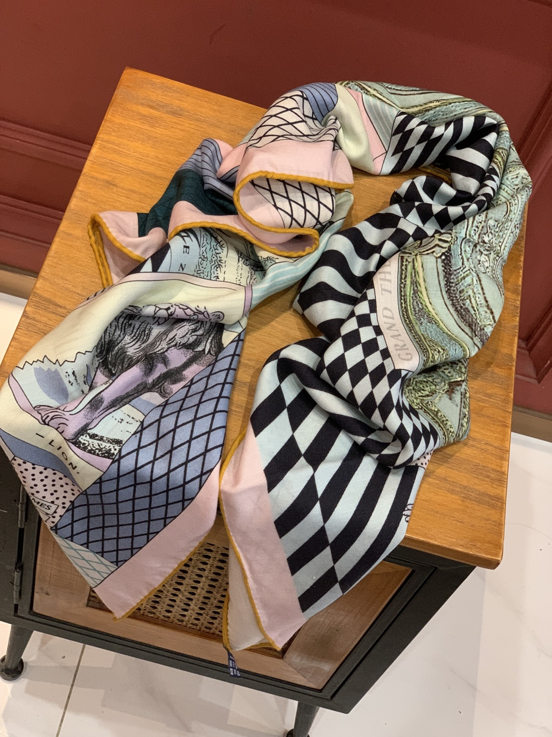 爱马仕新款双面同色 品名: 新型大剧院面料：丝绒尺寸：140*140 这款爱马仕点睛配饰可以多种方式佩戴