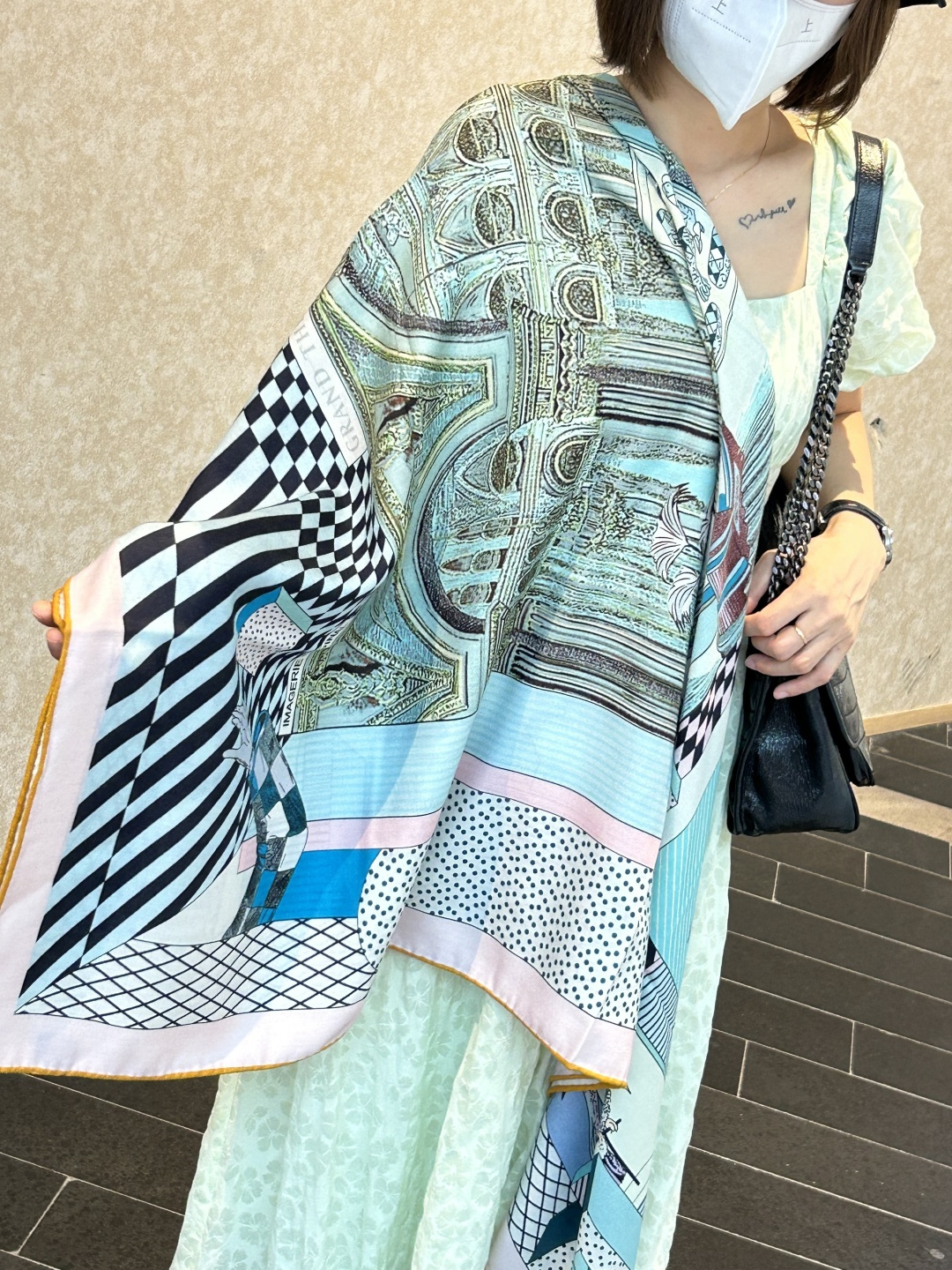 爱马仕新款双面同色 品名: 新型大剧院面料：丝绒尺寸：140*140 这款爱马仕点睛配饰可以多种方式佩戴