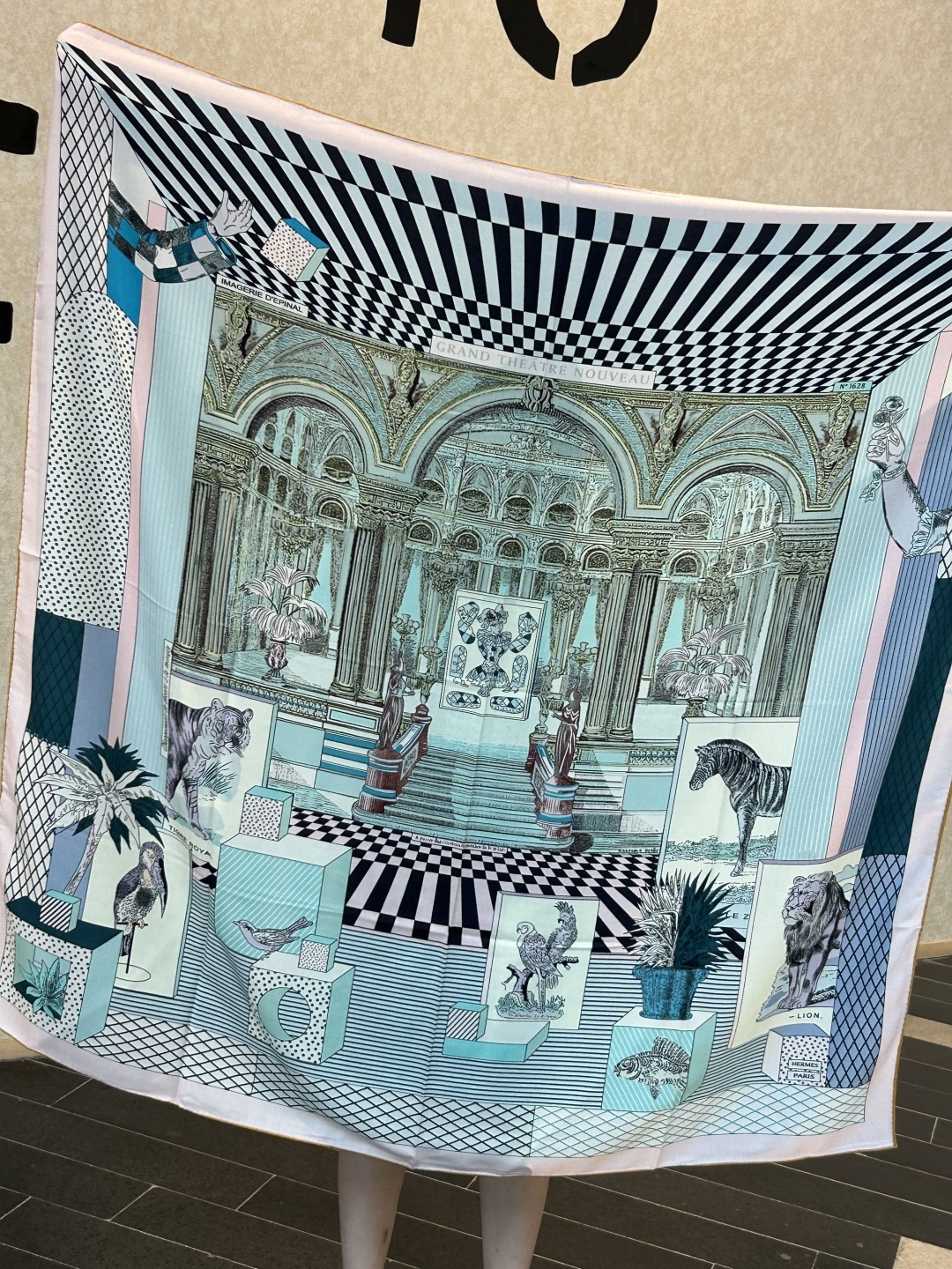 爱马仕新款双面同色 品名: 新型大剧院面料：丝绒尺寸：140*140 这款爱马仕点睛配饰可以多种方式佩戴